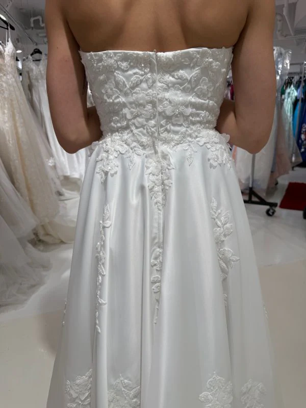 Lore Size 18 5WJY03 Ivory Gown - Image 4